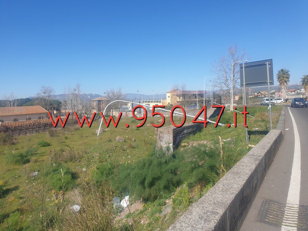 PATERNO': AUTO SBANDA NELLA NOTTE E ABBATTE PALO DELL’ILLUMINAZIONE