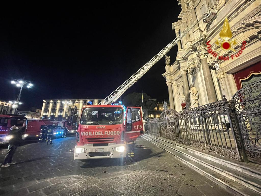 CATANIA, I VIGILI DEL FUOCO RENDONO OMAGGIO A SANT’AGATA