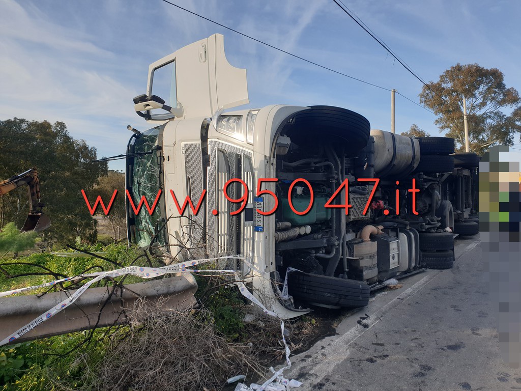 MISTERBIANCO, SI RIBALTA CAMION: ILLESO IL CONDUCENTE