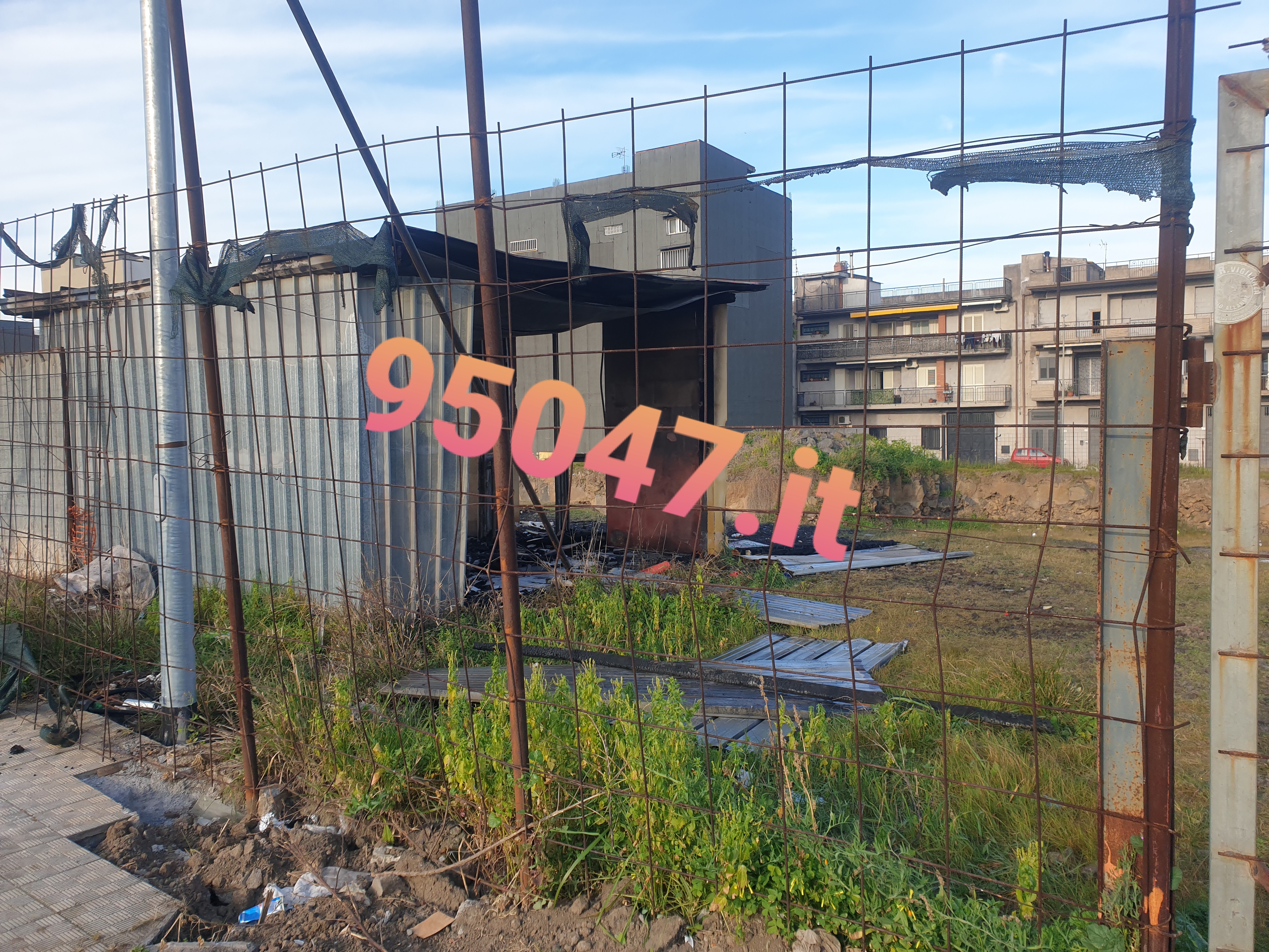 PATERNO'. I VANDALI COLPISCONO,  A FUOCO IERI CASOTTO IN VIA MARCO POLO