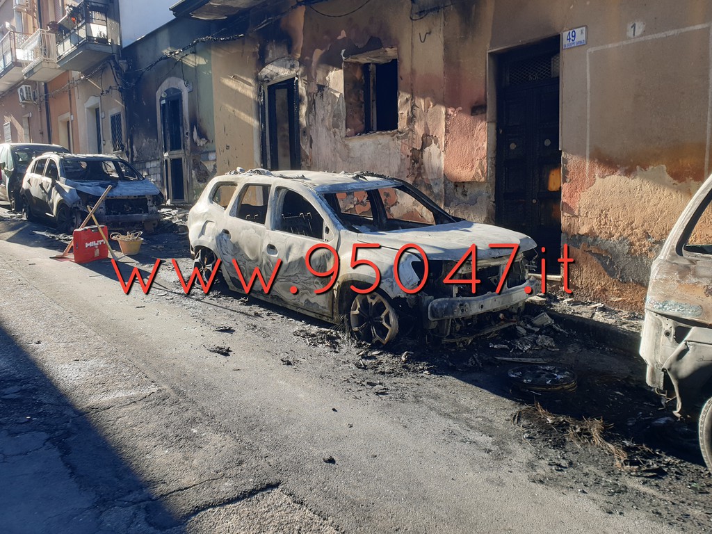 PAURA QUESTA NOTTE A MOTTA SANT'ANASTASIA, AUTO BRUCIATE E PALAZZO ANNARITE