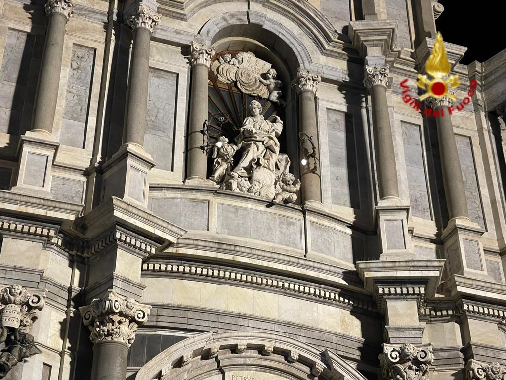 CATANIA, I VIGILI DEL FUOCO RENDONO OMAGGIO A SANT’AGATA