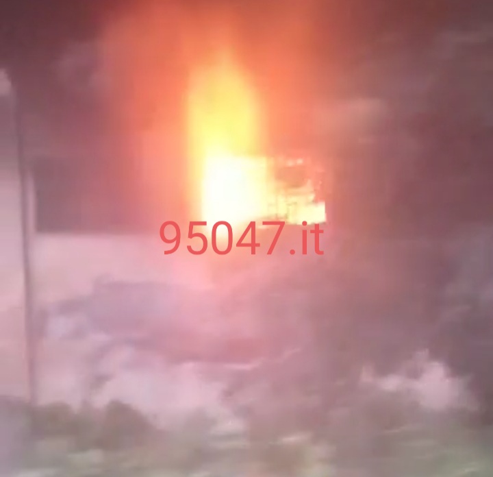 PATERNO': INCENDIO IN EDIFICIO ABBANDONATO DISABITATO MA OCCUPATO DA STRANIERI