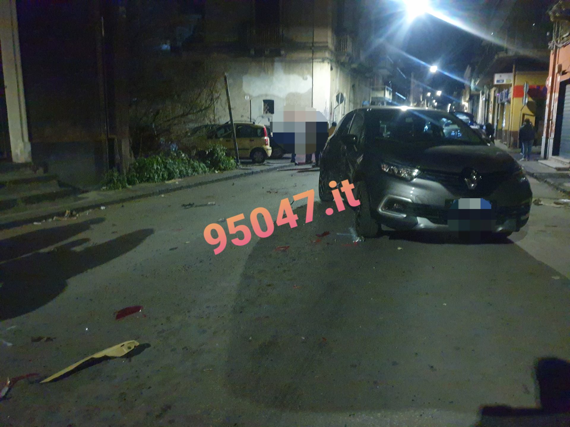 VIOLENTO SCONTRO TRA DUE AUTO A PATERNO' IERI SERA : COLPITE ALCUNE AUTO IN SOSTA.