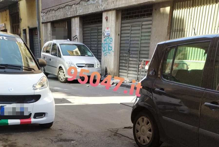 CROLLA UN PEZZO DI CORNICIONE A PATERNÒ AUTO DANNEGGIATA