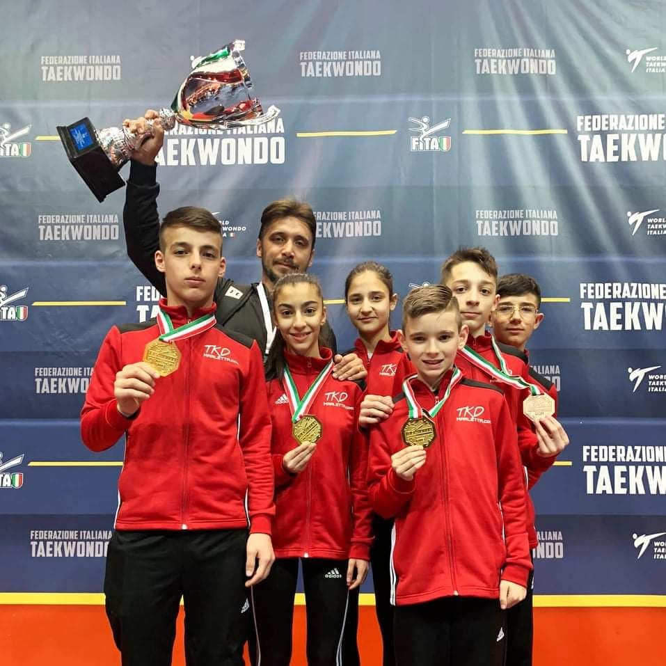 TAEKWONDO MARLETTA SI LAUREA SQUADRA CAMPIONE D’ITALIA 2022 CON TRE CAMPIONI NAZIONALI CLASSE CINTURE NERE.