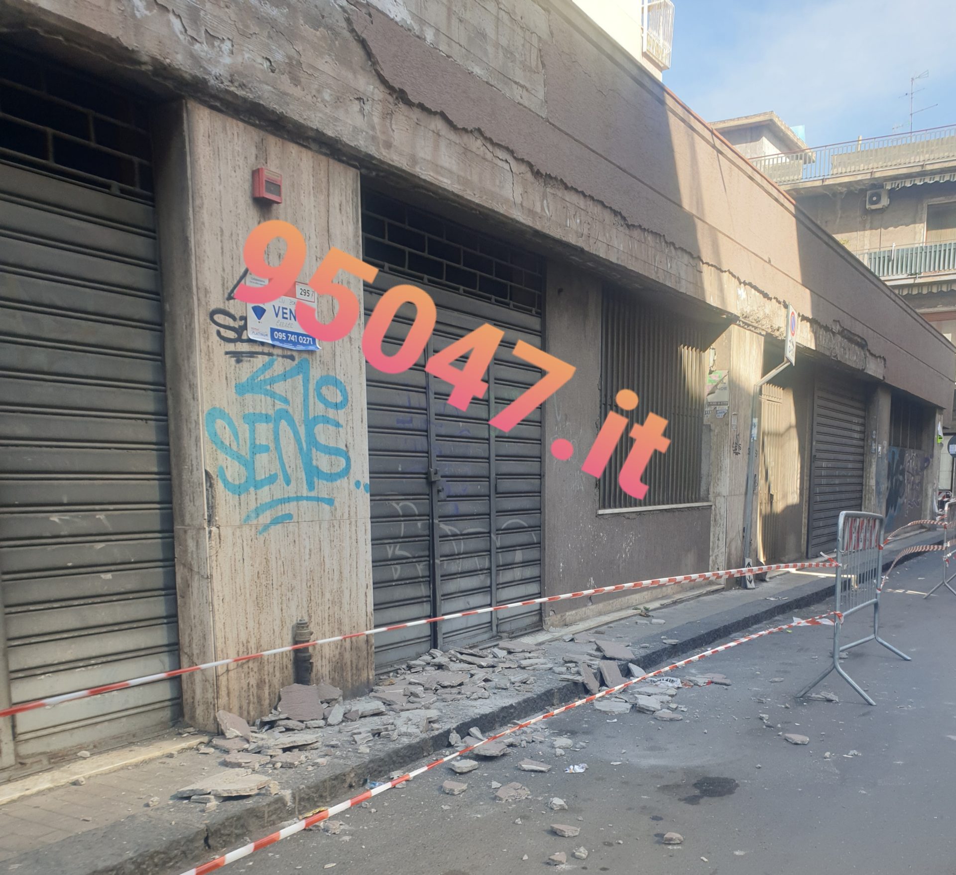 PATERNO': PEZZO DI CORNICIONE SI STACCA IN VIA BELLINI, DANNEGGIATA  UN’AUTO