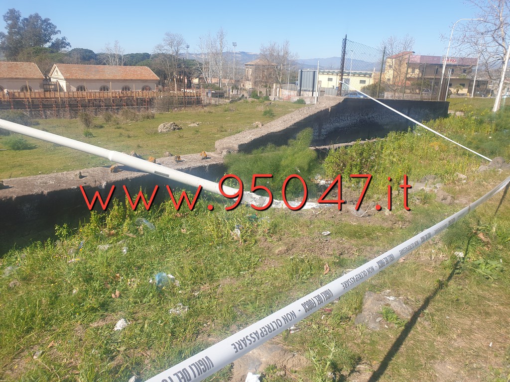 PATERNO': AUTO SBANDA NELLA NOTTE E ABBATTE PALO DELL’ILLUMINAZIONE