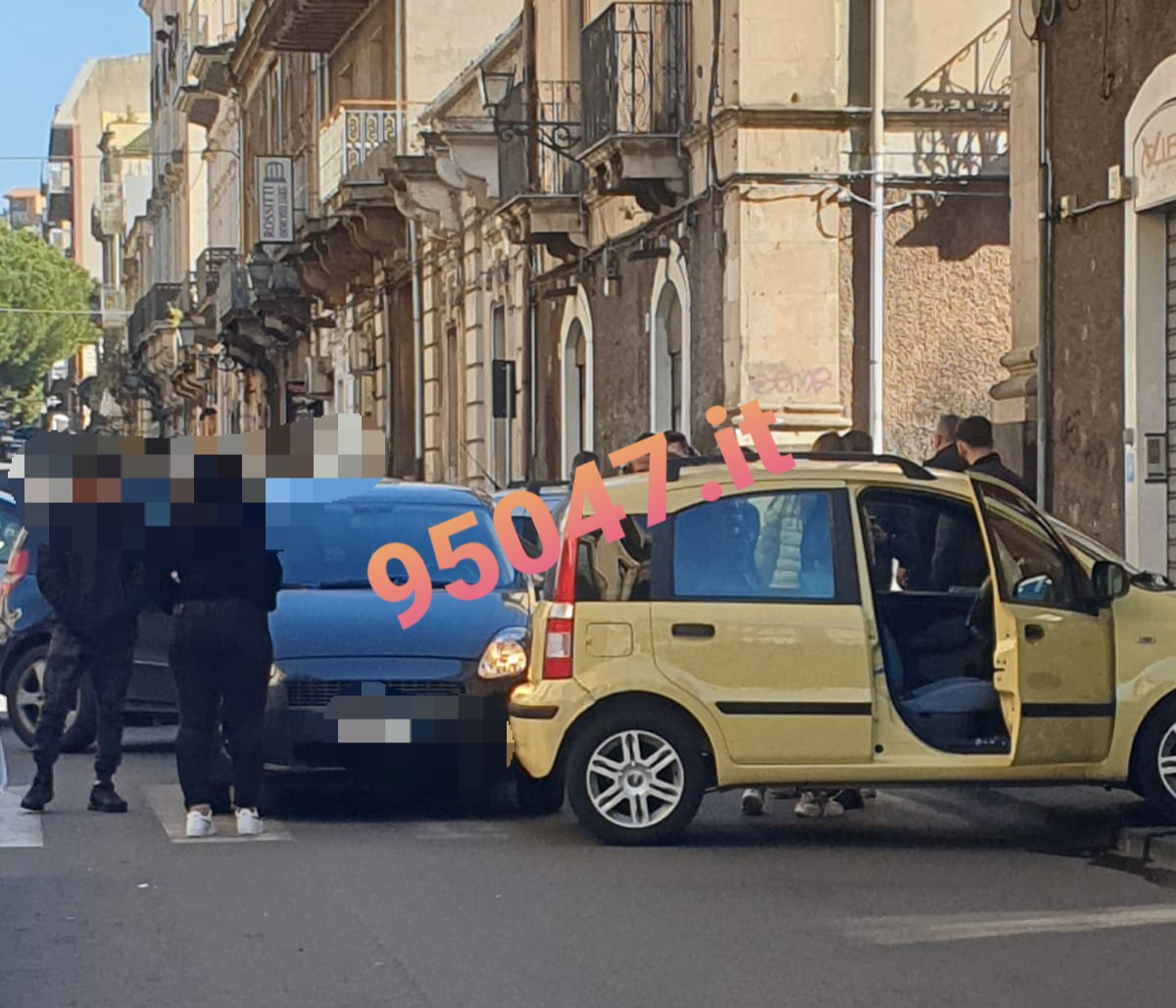 PATERNO': SCONTRO ALL'INCROCIO IN PIENO CENTRO, UN  AUTO FINISCE SUL MARCIAPIEDE