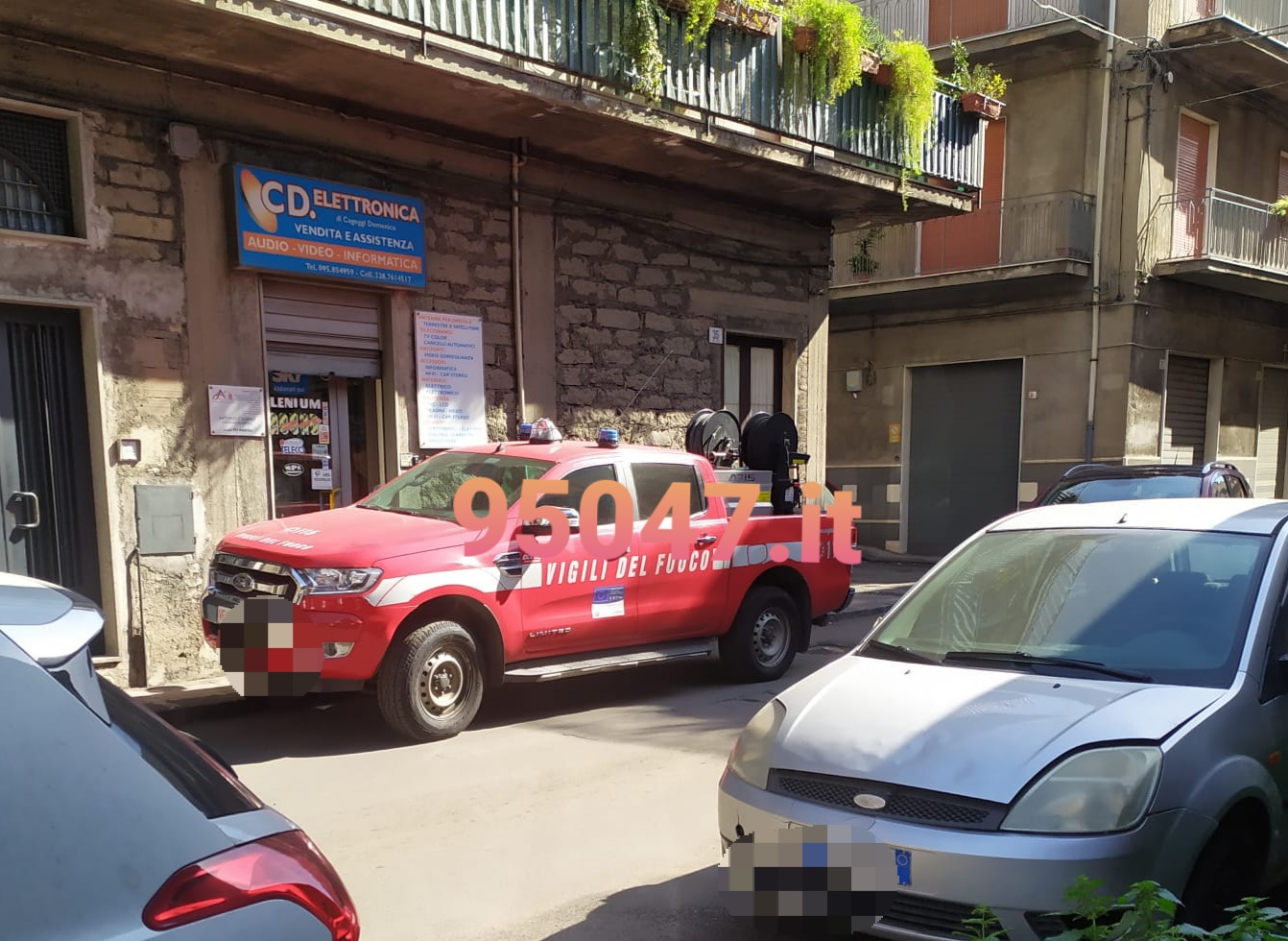 CROLLA UN PEZZO DI CORNICIONE A PATERNÒ AUTO DANNEGGIATA