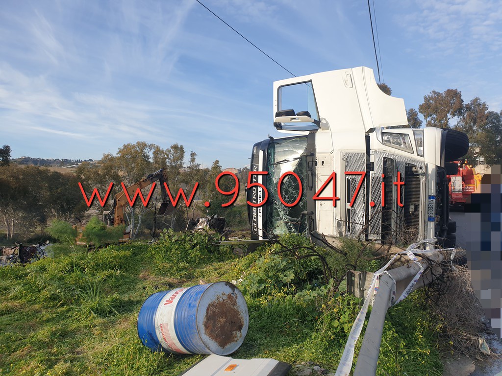 MISTERBIANCO, SI RIBALTA CAMION: ILLESO IL CONDUCENTE