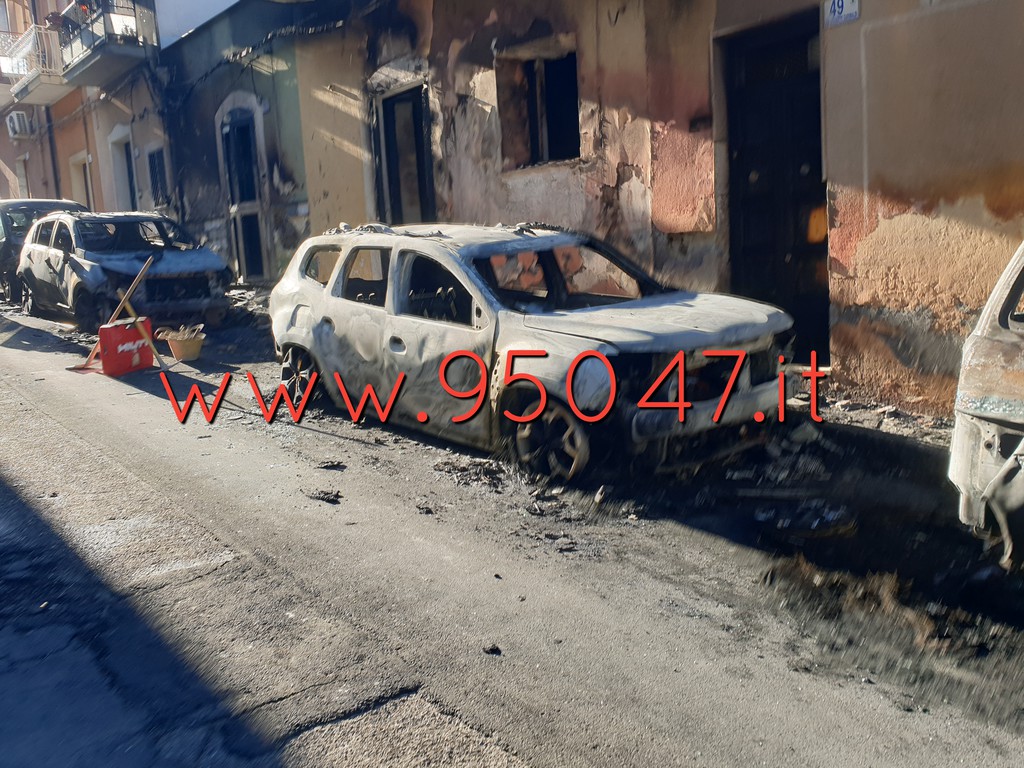PAURA QUESTA NOTTE A MOTTA SANT'ANASTASIA, AUTO BRUCIATE E PALAZZO ANNARITE