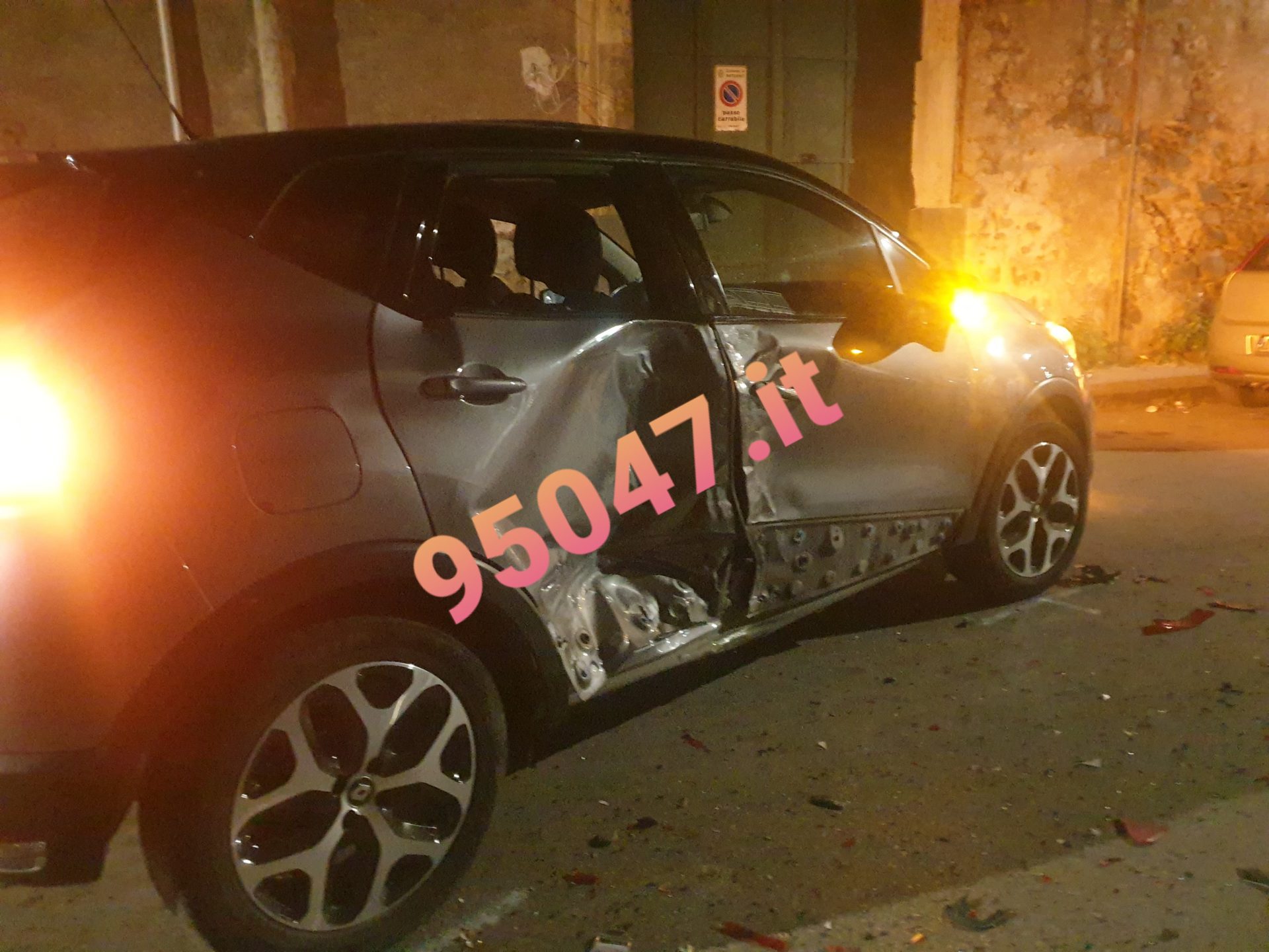 VIOLENTO SCONTRO TRA DUE AUTO A PATERNO' IERI SERA : COLPITE ALCUNE AUTO IN SOSTA.