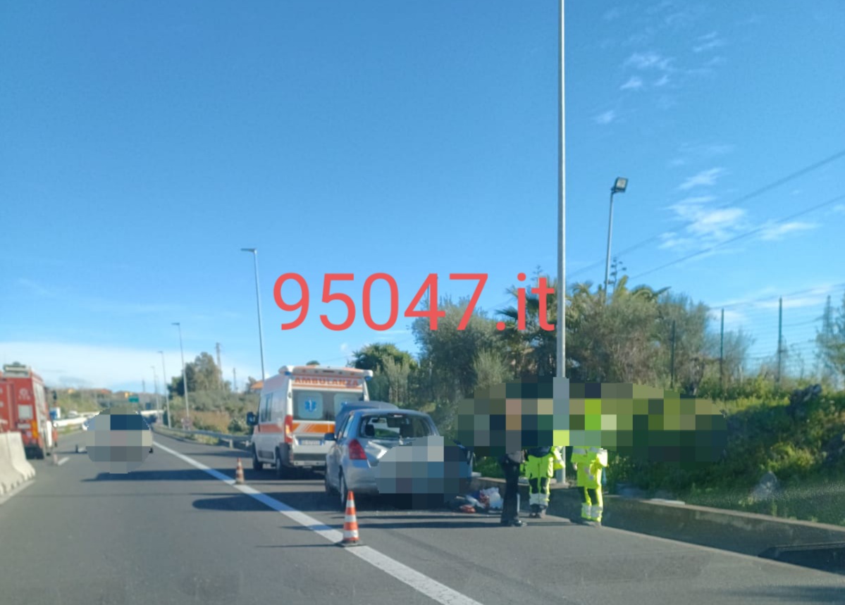 INCIDENTE SULLA TANGENZIALEDI CATANIA, AUTO SI RIBALTA SUL LATO