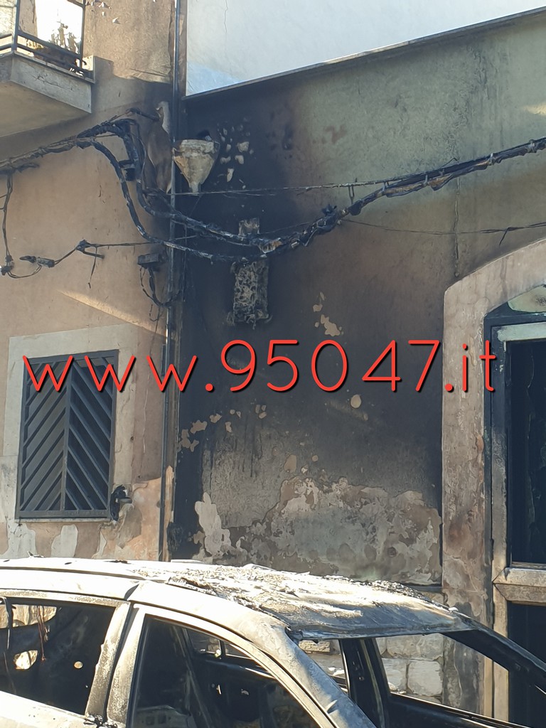 AUTO BRUCIATE E PALAZZO ANNARITE A MOTTA SANT ANASTASIA