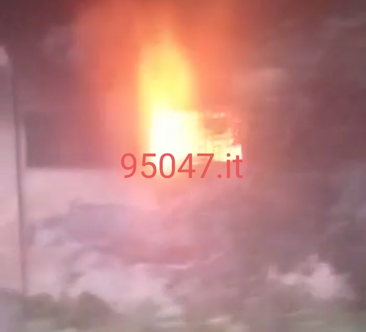 PATERNO': INCENDIO IN EDIFICIO ABBANDONATO DISABITATO MA OCCUPATO DA STRANIERI