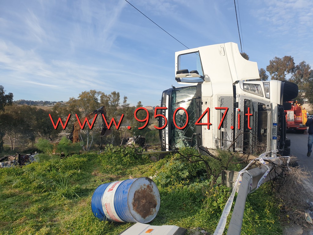 MISTERBIANCO, SI RIBALTA CAMION: ILLESO IL CONDUCENTE