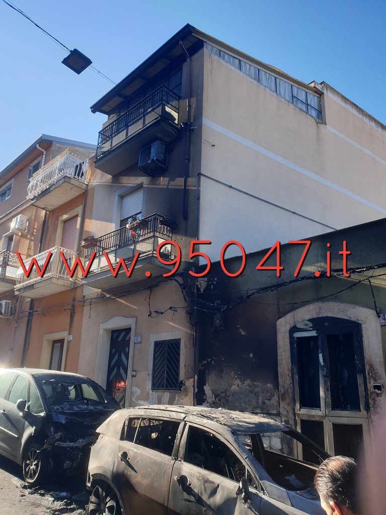 AUTO BRUCIATE E PALAZZO ANNARITE A MOTTA SANT ANASTASIA