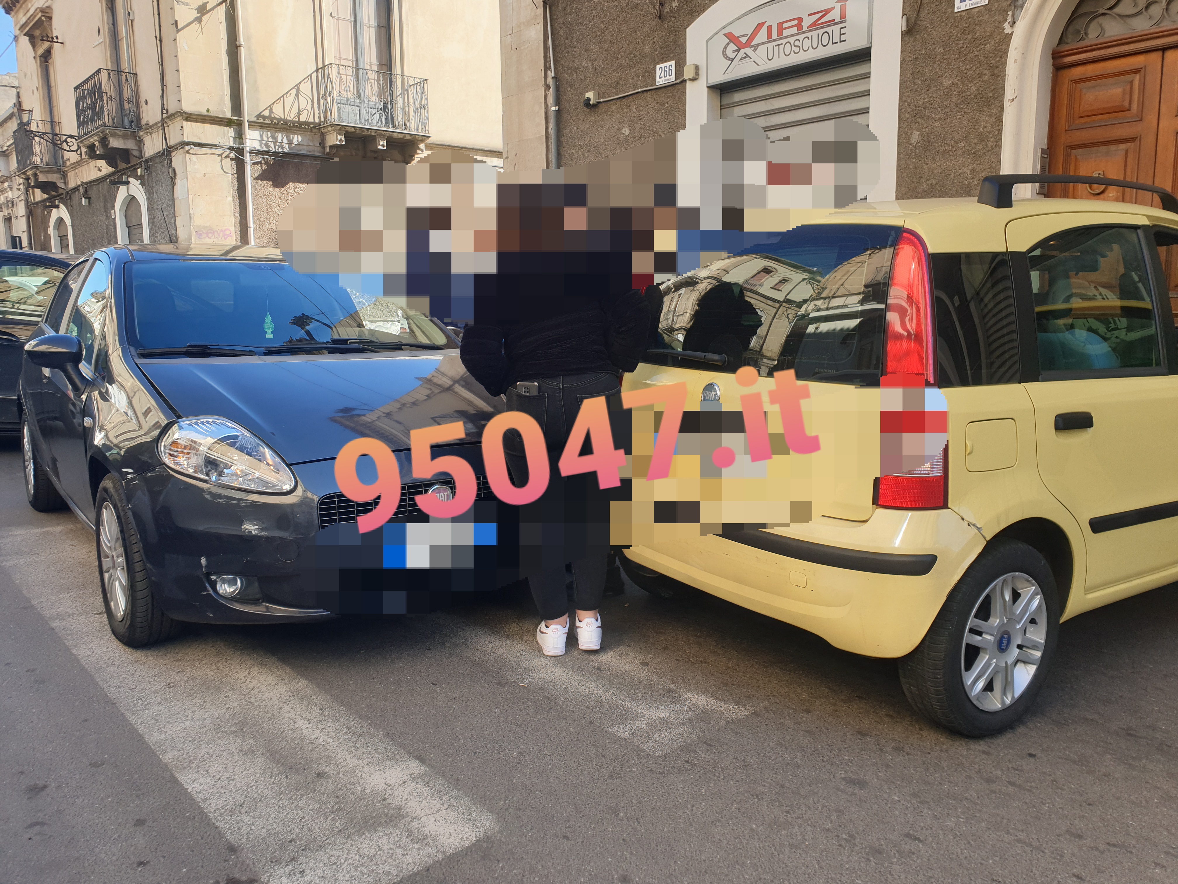 PATERNO': SCONTRO ALL'INCROCIO IN PIENO CENTRO, UN  AUTO FINISCE SUL MARCIAPIEDE