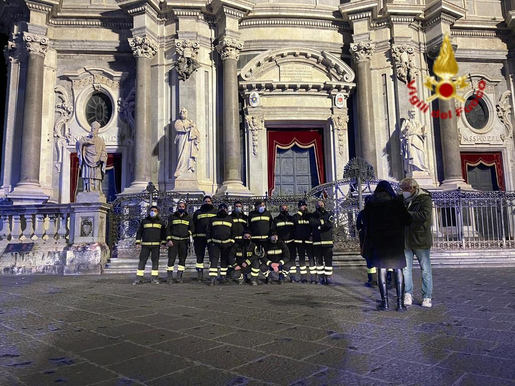 CATANIA, I VIGILI DEL FUOCO RENDONO OMAGGIO A SANT’AGATA