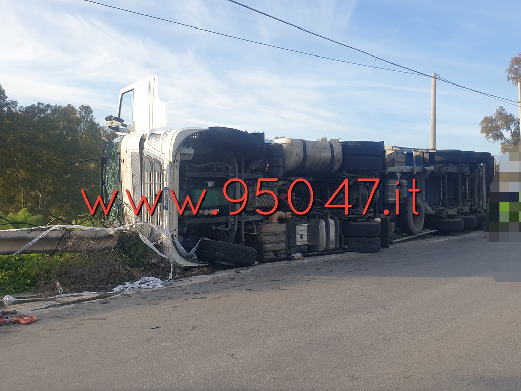 MISTERBIANCO, SI RIBALTA CAMION: ILLESO IL CONDUCENTE