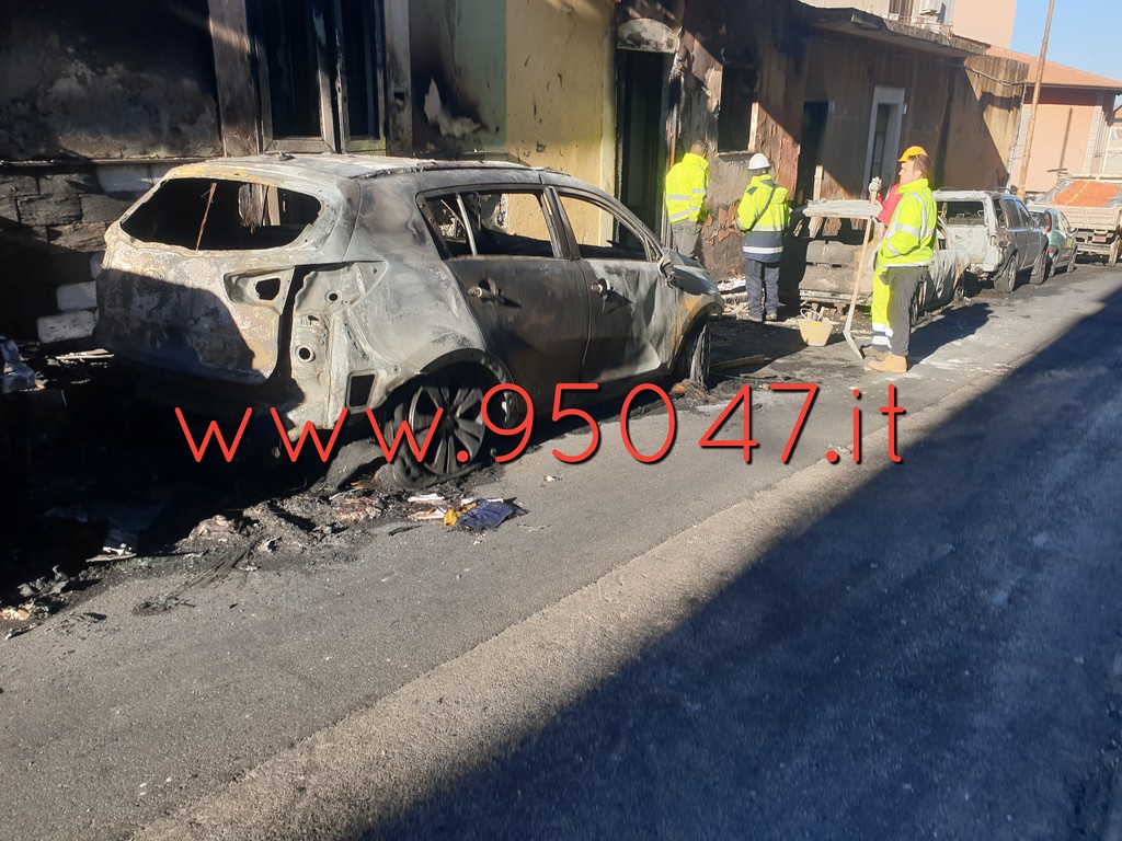 AUTO BRUCIATE E PALAZZO ANNARITE A MOTTA SANT ANASTASIA