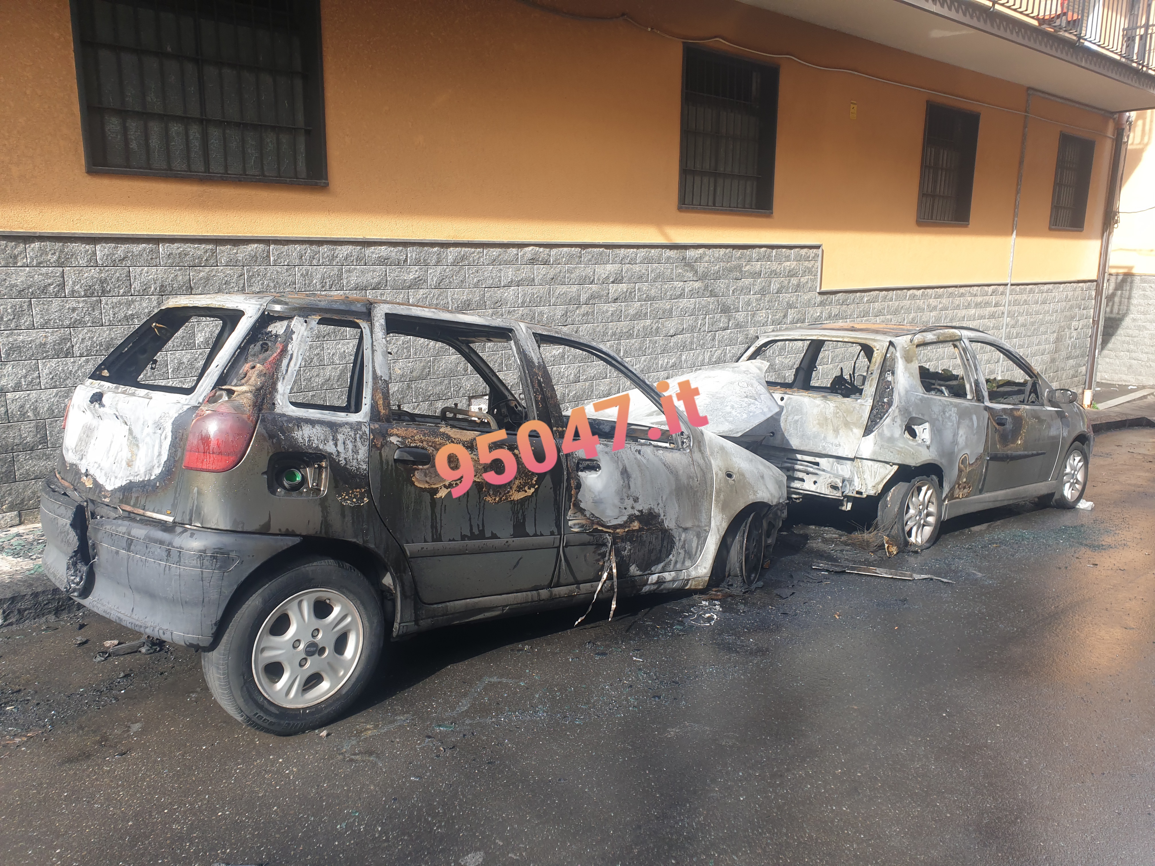 PATERNÒ. DUE AUTO IN FIAMME NELLA NOTTE