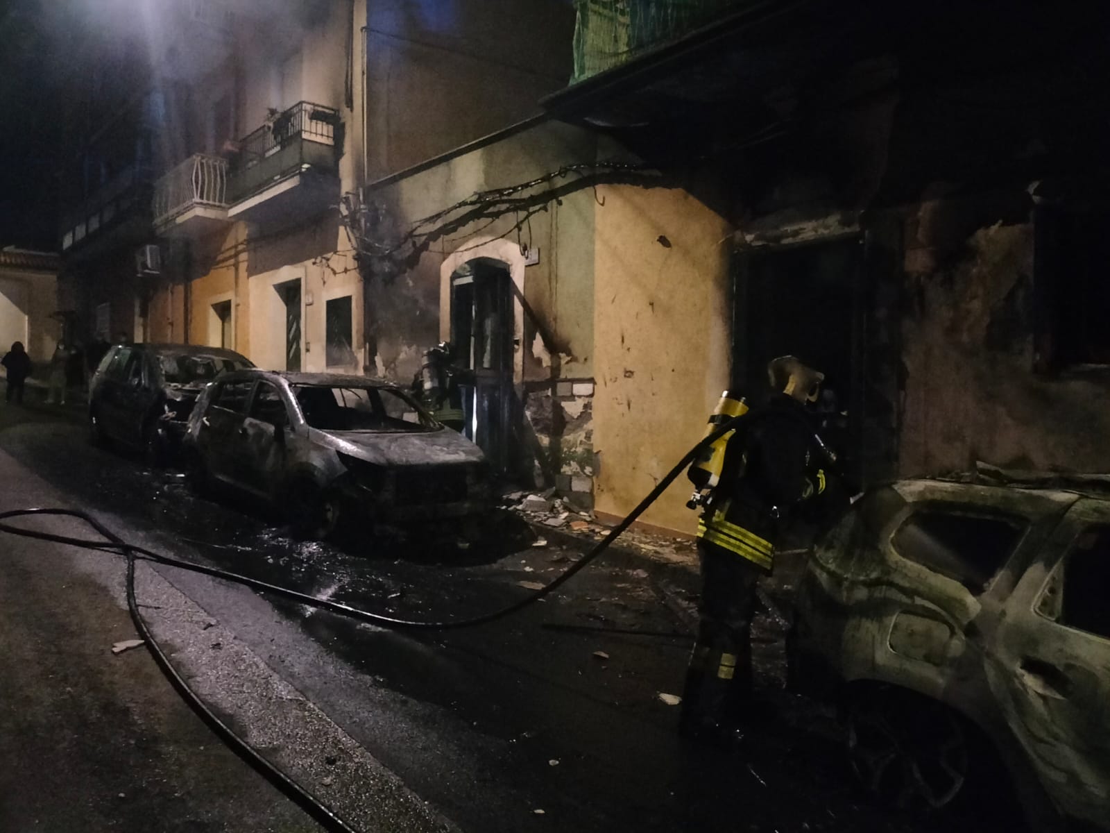 PAURA QUESTA NOTTE A MOTTA SANT'ANASTASIA, AUTO BRUCIATE E PALAZZO ANNARITE