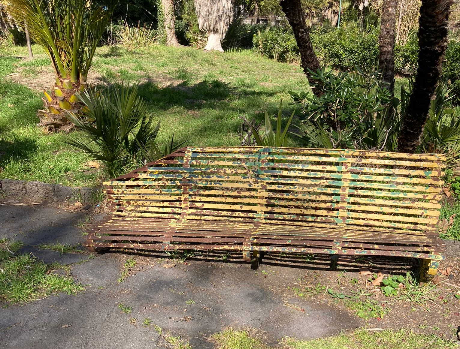 VILLA COMUNALE DI PATERNO' , TRA SPORCIZIA E DEGRADO. UNA NOSTRA LETTRICE: "ECCO LO SCEMPIO, NON POSSIAMO FARE FINTA DI NIENTE!!