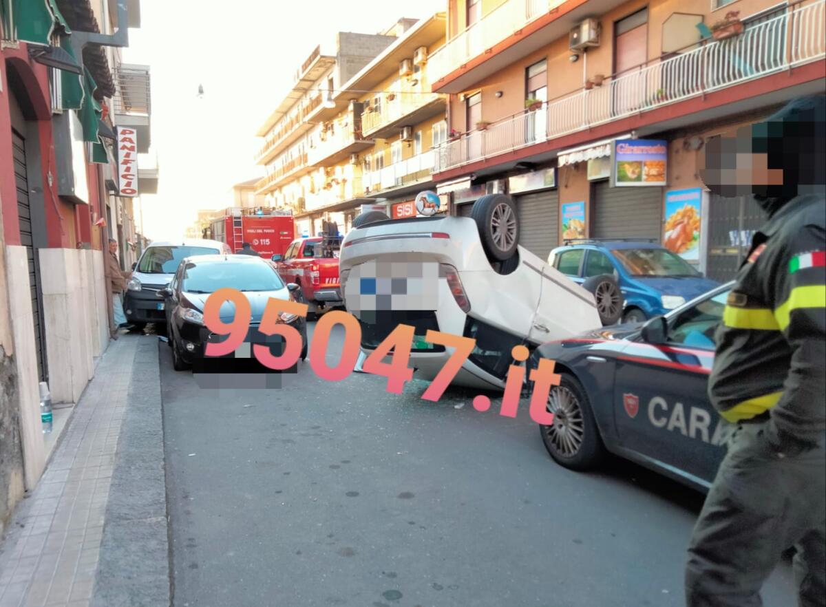 PIANO TAVOLA: AUTO SI RIBALTA   E DANNEGGIA ALTRE MACCHINE IN SOSTA. FERITA LA CONDUCENTE - 