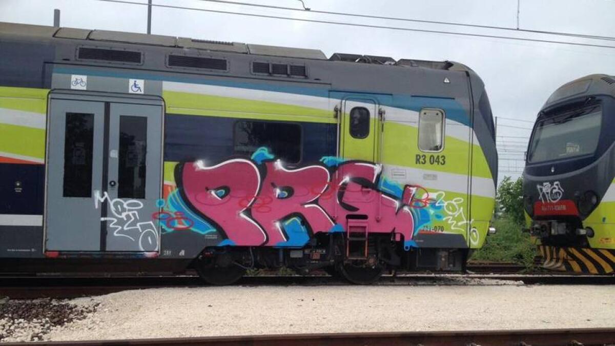 CATANIA, GIOVANI SORPRESI A IMBRATTARE IL VAGONE DI UN TRENO: DENUNCIATI - 