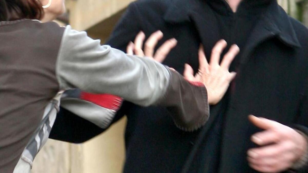 SALERNO: DONNA MOSTRA IL SENO A RAGAZZO E LO PALPEGGIA, LUI SCAPPA E LA DENUNCIA - 