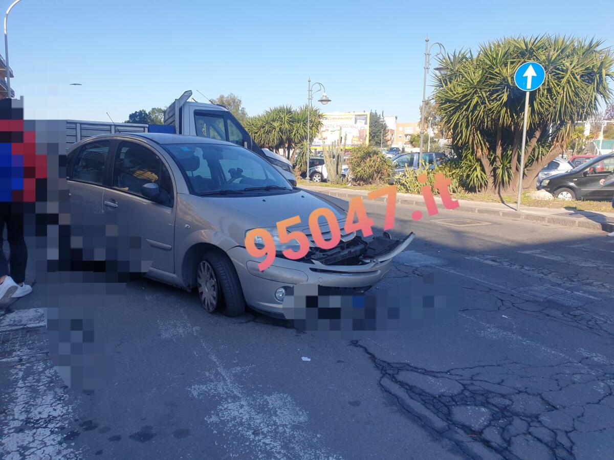 PATERNO'.SCONTRO CAMION AUTO AL CORSO ITALIA - 