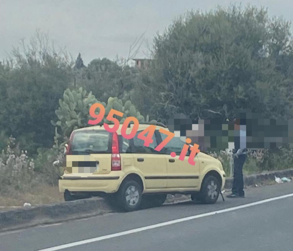 INCIDENTE SULLA SS284 A SCALILLI, UN AUTO FINISCE SU MURETTO DI DELIMITAZIONE DELLA CARREGGIATA - 