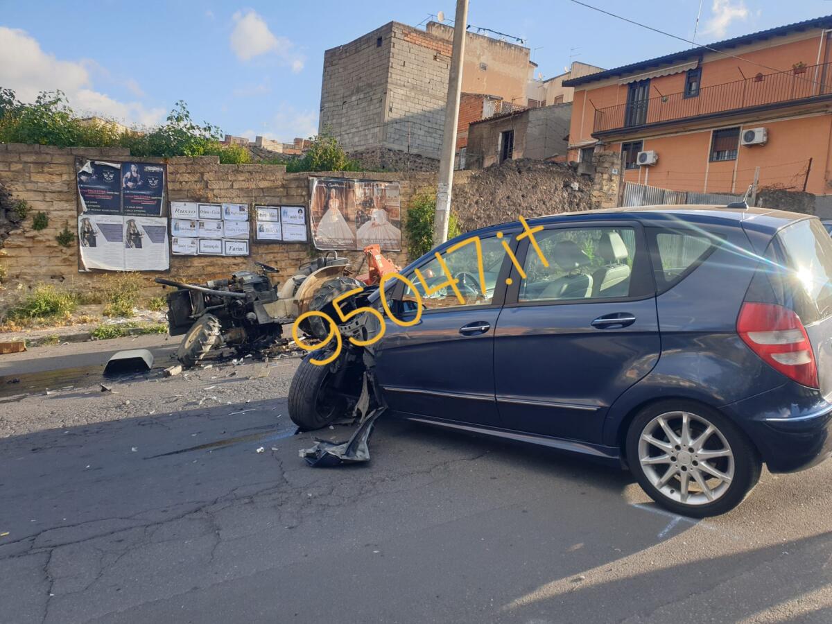 PATERNÒ. SCONTRO AUTO TRATTORE IN VIA MEDITERRANEO, FERITI - 