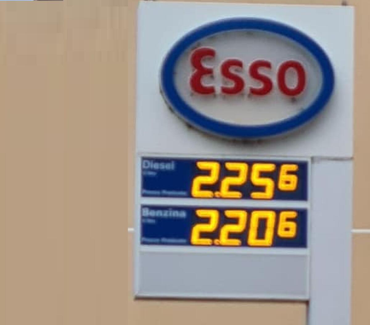 PREZZI DEI CARBURANTI ALLE STELLE, IL DIESEL COSTA PIÙ DELLA BENZINA - 
