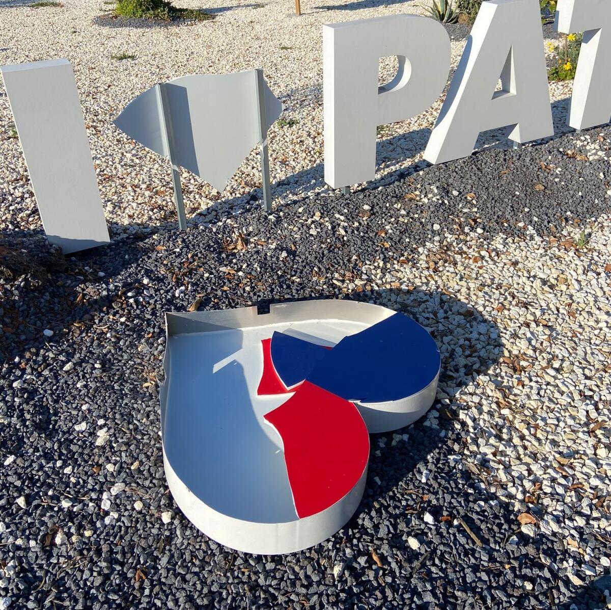 PATERNO': I VANDALI COLPISCONO ANCORA, INTRUSI ALL'INTERNO DEL CENTRO VACCINALE E DANNEGGIATA LA SCRITTA "I LOVE PATERNO'" - 