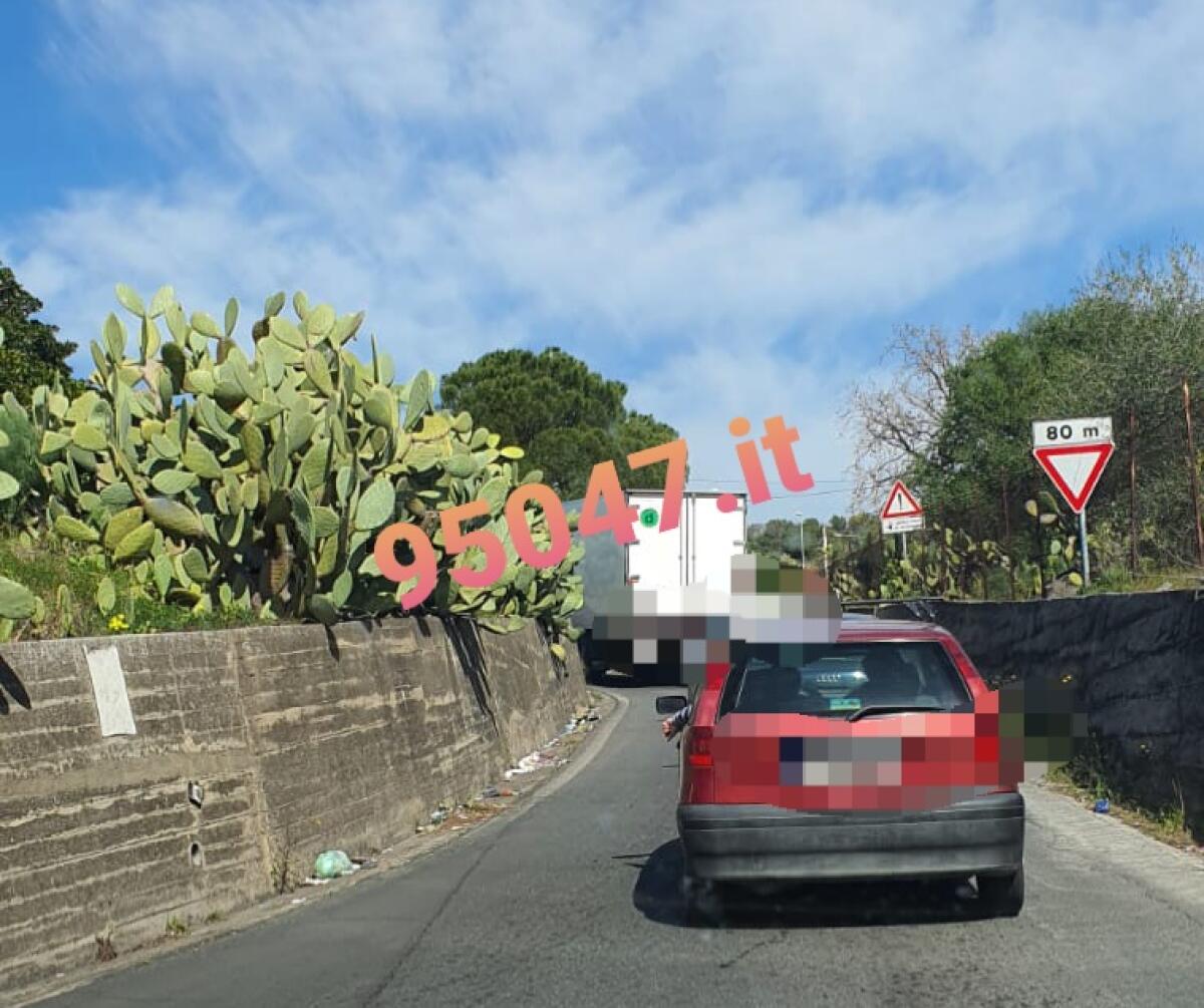 CAMION IN PANNE ALL'NGRESSO DI PATERNO' , DISAGI ALLA CIRCOLAZIONE - 