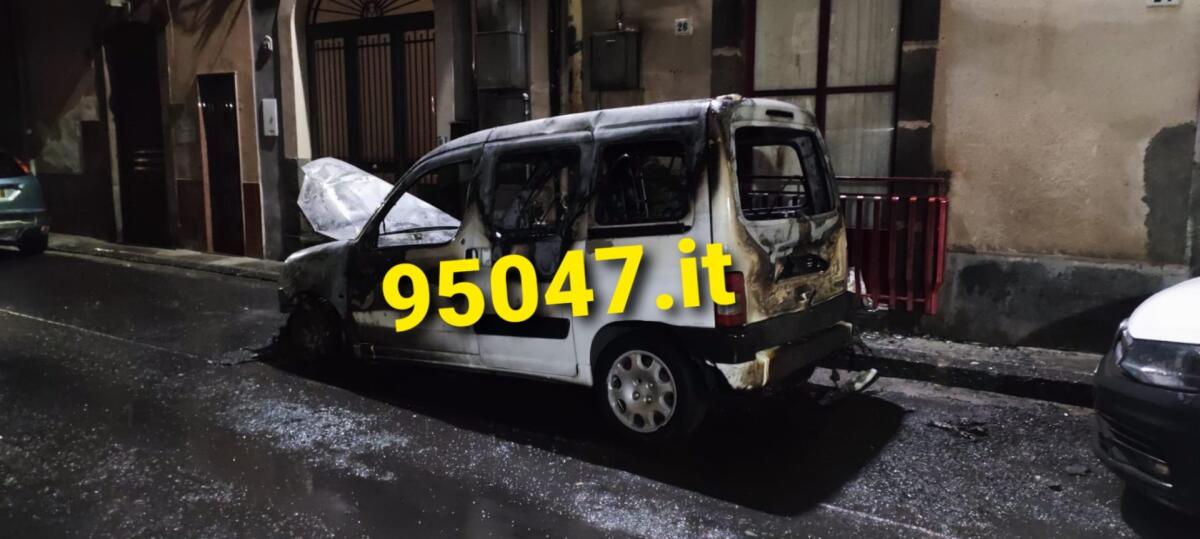 AUTO IN FIAMME A BELPASSO, IL FUOCO RAGGIUNGE ANCHE LE TUBATURE DEL GAS - 