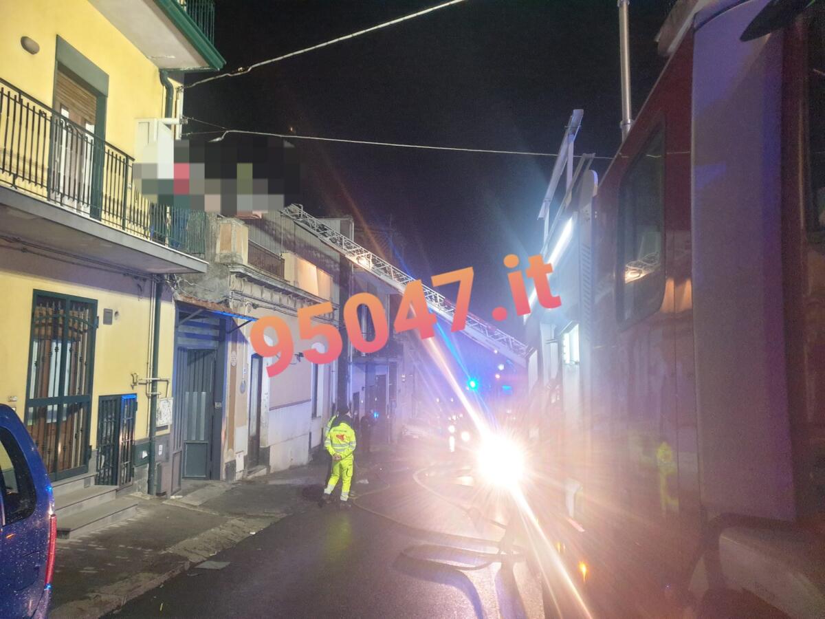 BELPASSO. INCENDIO IN UN APPARTAMENTO, VIGILI DEL FUOCO SUL POSTO - 