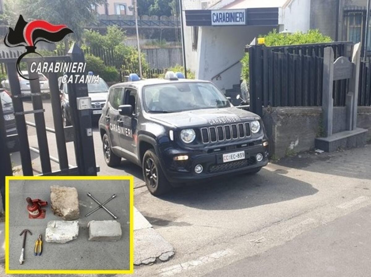 BELPASSO, RUBA RUOTE DA UN’AUTO, VEDE I CARABINIERI E FINGE DI RIMONTARLE - 