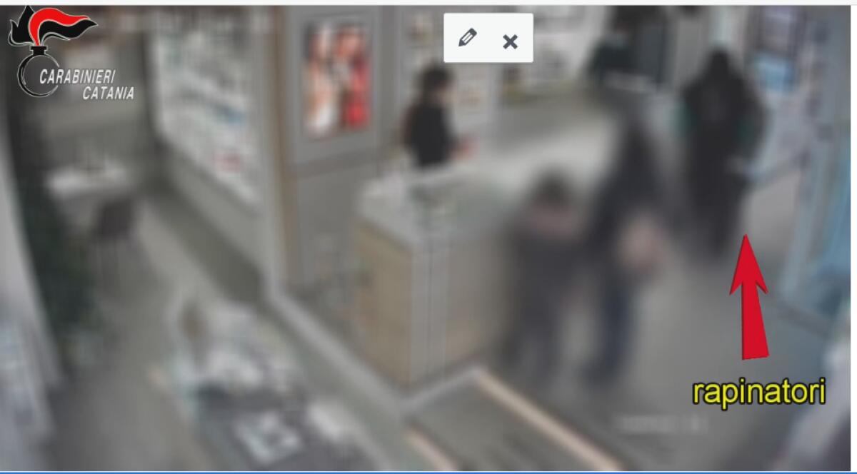 RAPINANO E PICCHIANO IL TITOLARE ED I COMMESSI DI UNA GIOIELLERIA AL VIALE MARIO RAPISARDI : UN ARRESTO - 