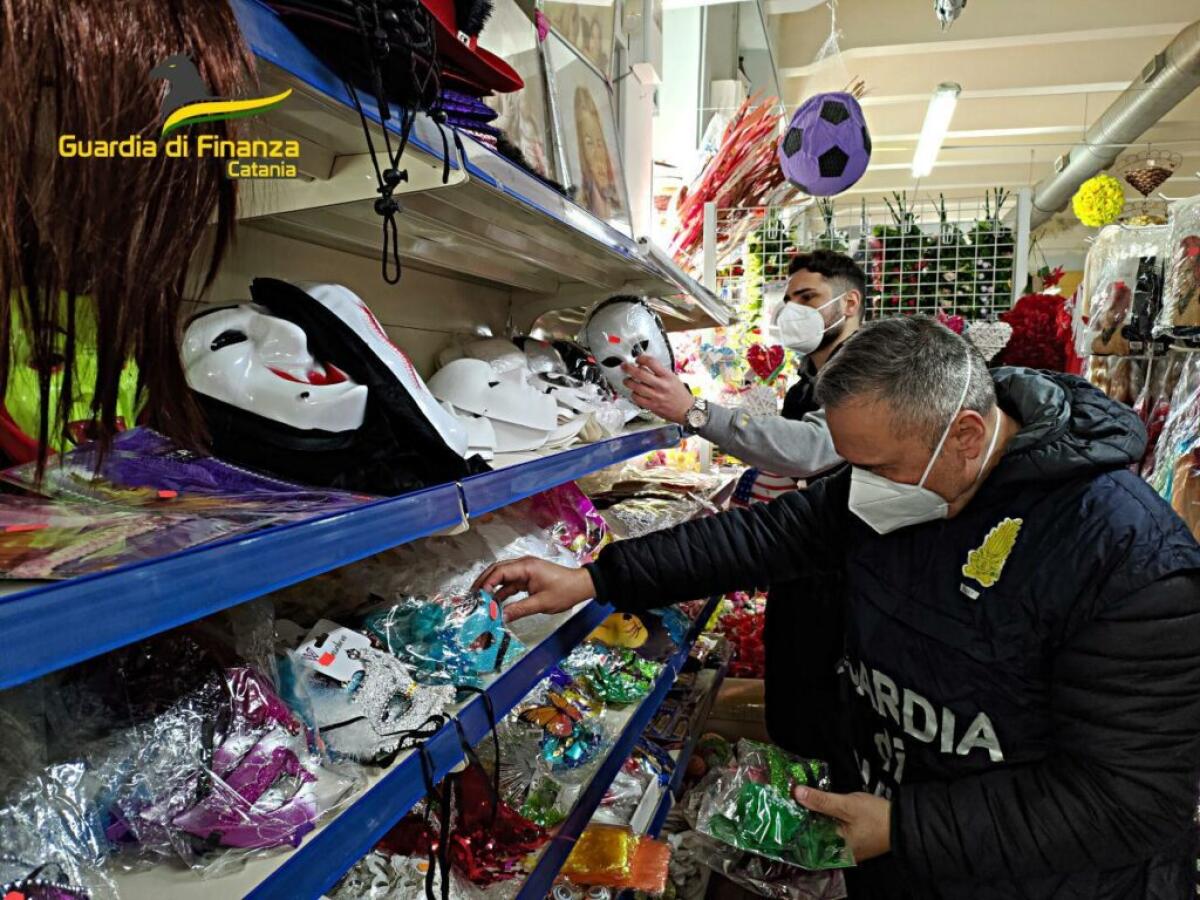 SEQUESTRATI A MISTERBIANCO,ACIREALE E MIRABELLA IMBACCARI OLTRE 3.000 ARTICOLI CONTRAFFATTI O NON A NORMA - 