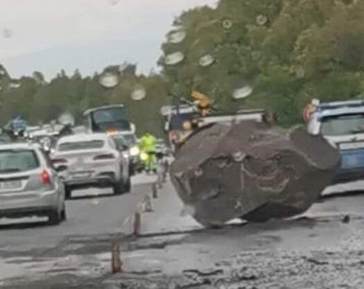 PAURA SULLA CATANIA MESSINA, CAMION PERDE IL CARICO: MASSO PRECIPITA SULLA CARREGGIATA - 