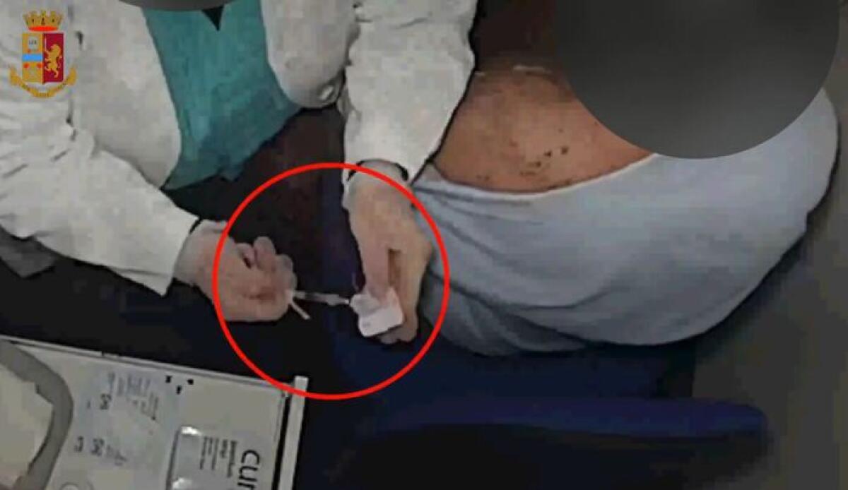 ARRESTATA INFERMIERA A PALERMO, FINGEVA DI VACCINARE CONTRO IL COVID DECINE DI IGNARI CITTADINI - 