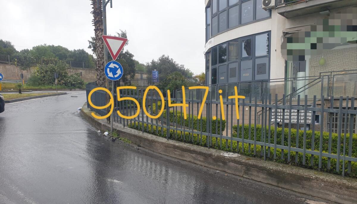 PATERNO': INCIDENTE NELLA NOTTE NELLA ROTONDA DI VIA VITTORIO EMANUELE, UN FERITO - 