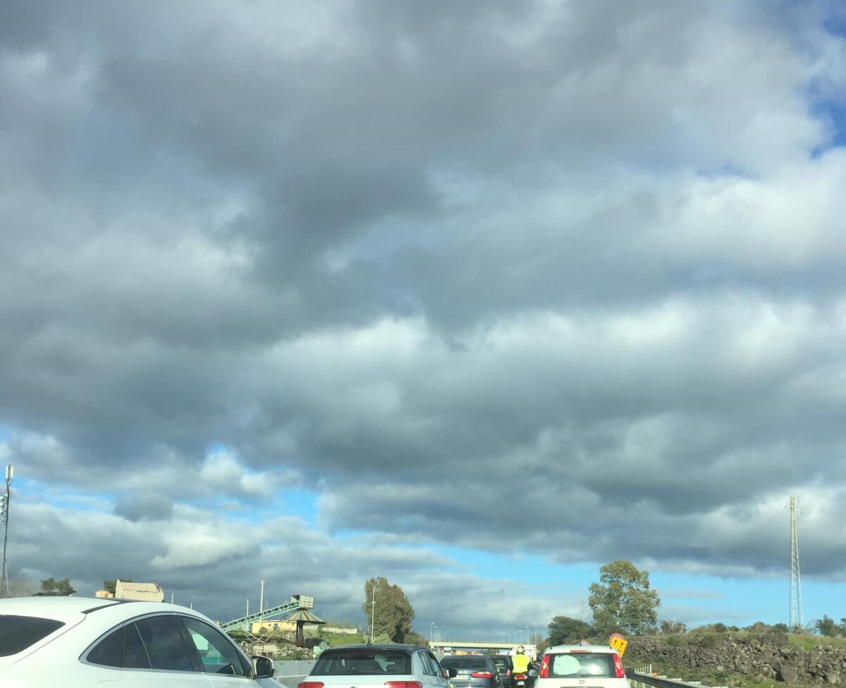 TAMPONAMENTO TANGENZIALE DI CATANIA, TRAFFICO CONGESTIONATO DIREZIONE MESSINA - 
