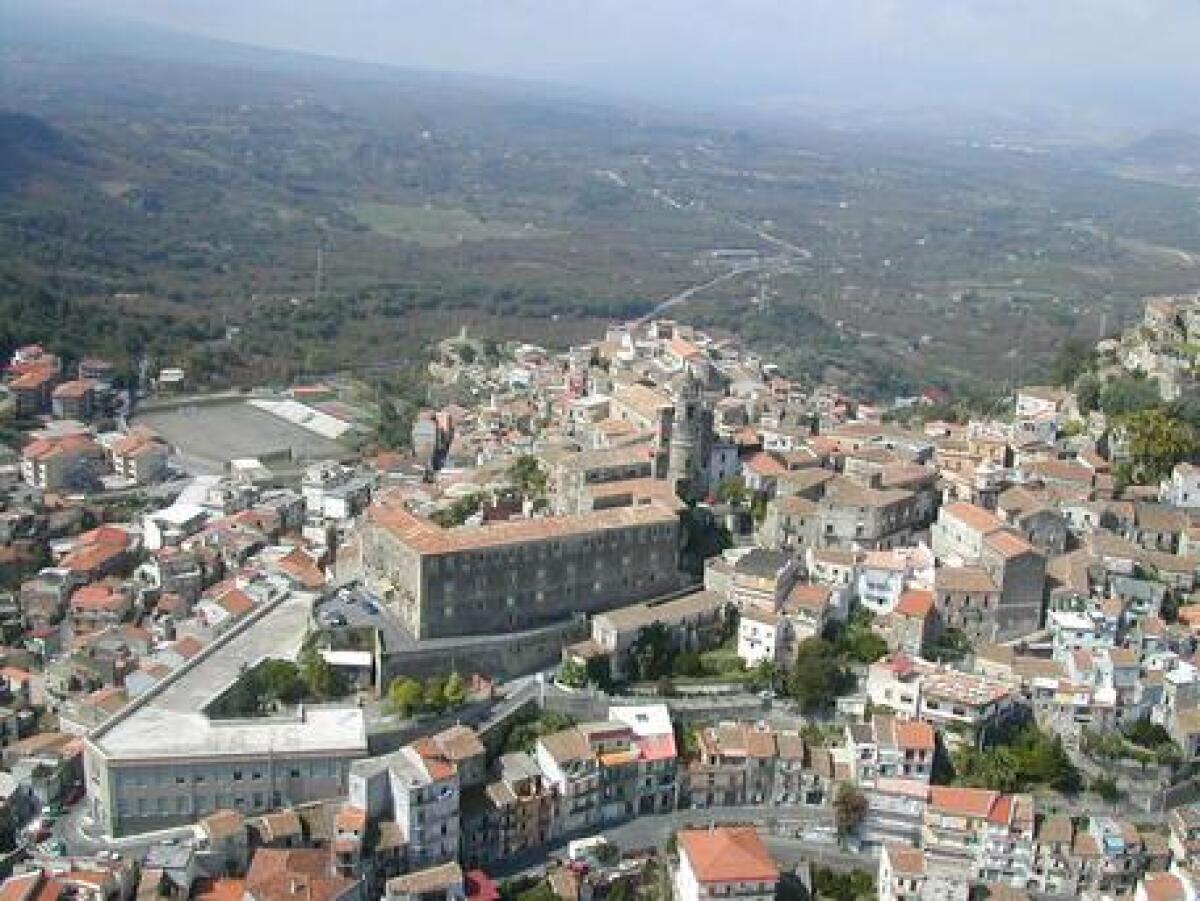 A CASTIGLIONE DI SICILIA PARTE LA VENDITA DI "CASE A 1 EURO": C'È TEMPO FINO AL 27 MARZO - 