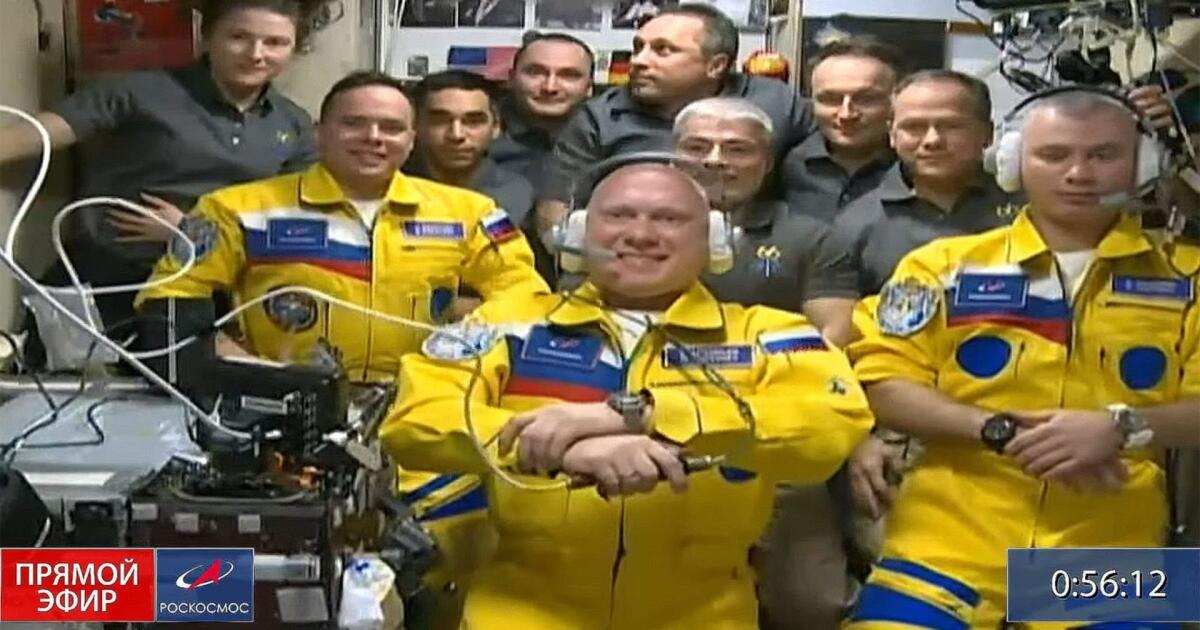 TRE COSMONAUTI RUSSI SONO ARRIVATI SULL’ISS INDOSSANDO UNA TUTA CON I COLORI DELL’UCRAINA - 