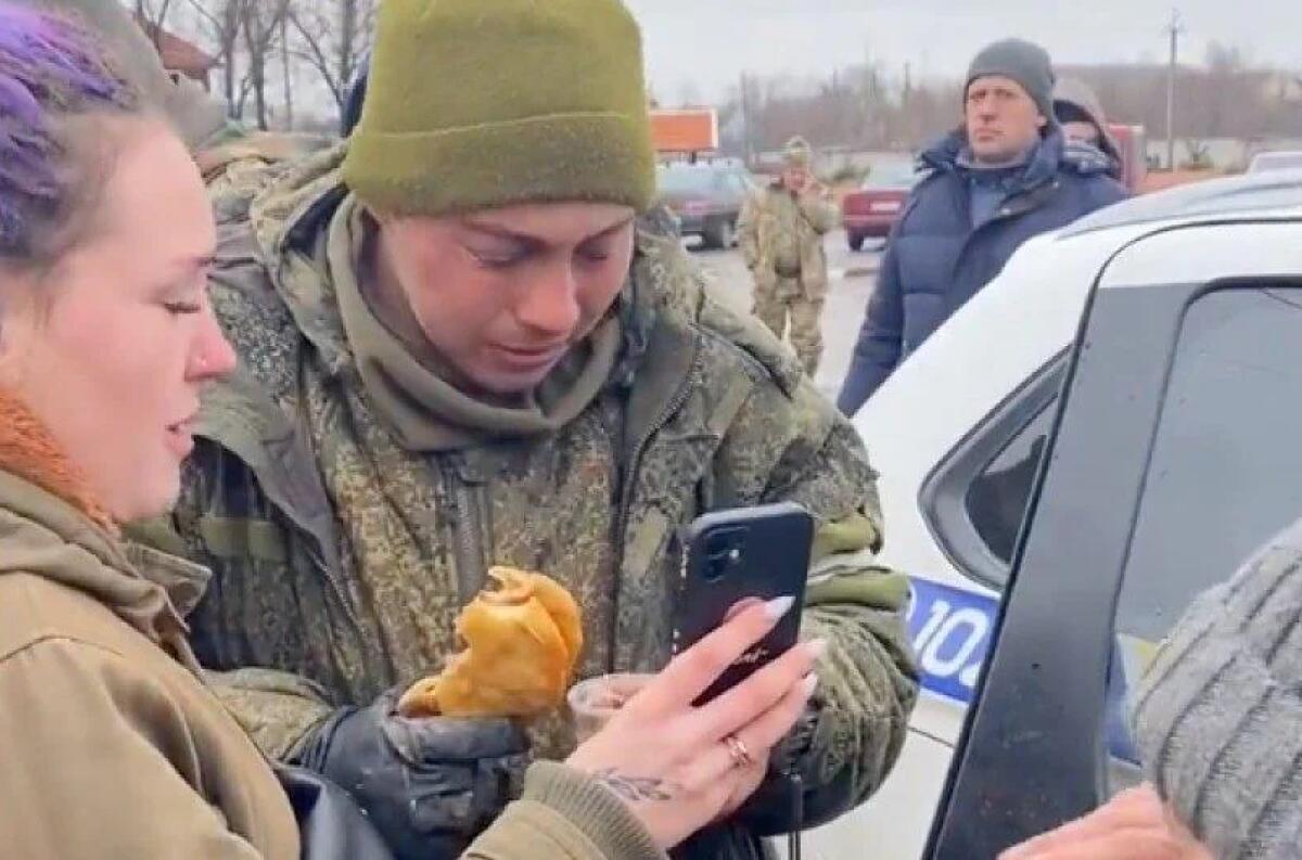 SOLDATO RUSSO CATTURATO DAGLI UCRAINI, LE DONNE GLI PERMETTONO DI TELEFONARE ALLA MADRE -  (VIDEO) - 